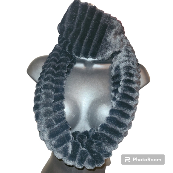 Infinity scarf black fuzzy - Picture 4 of 5
